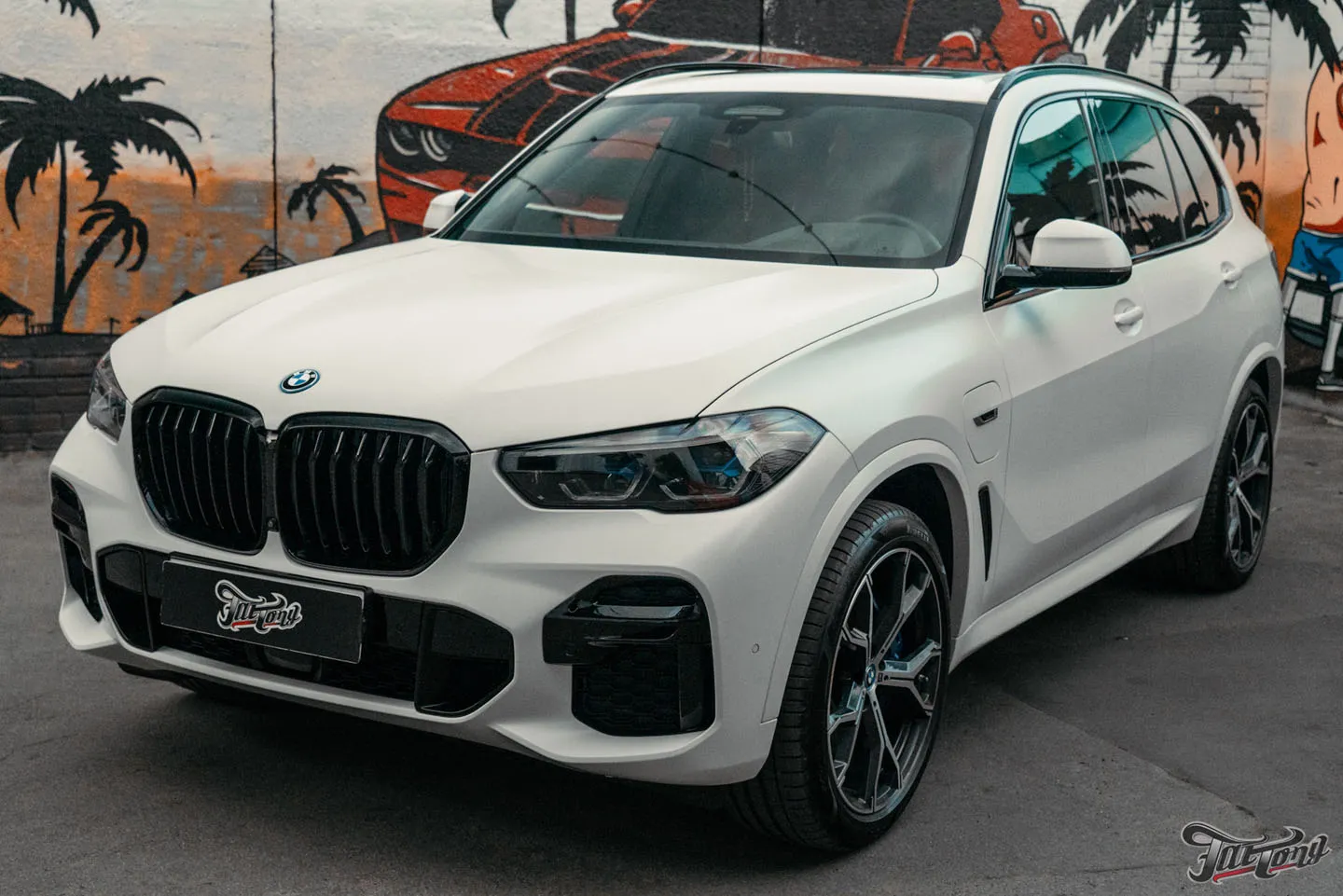 Оклеили гибридный BMW X5 матовым полиуретаном